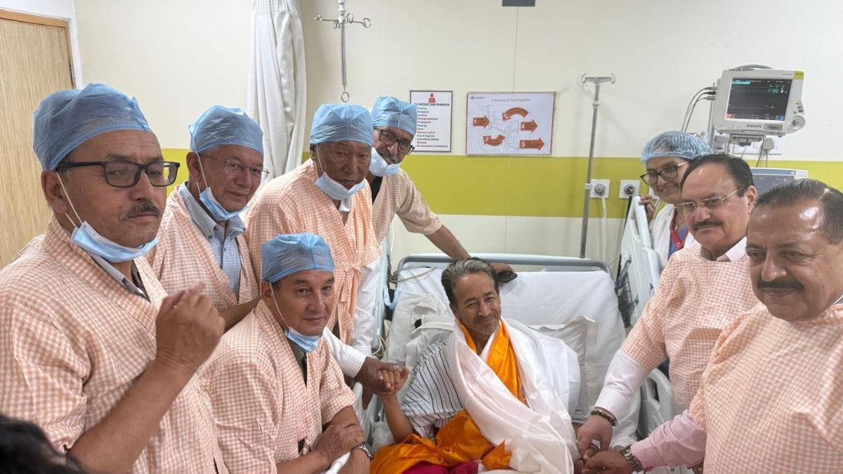 Sonam Wangchuk ends his 26-day hunger strike at Jantar Mantar. Photo via theprint.in